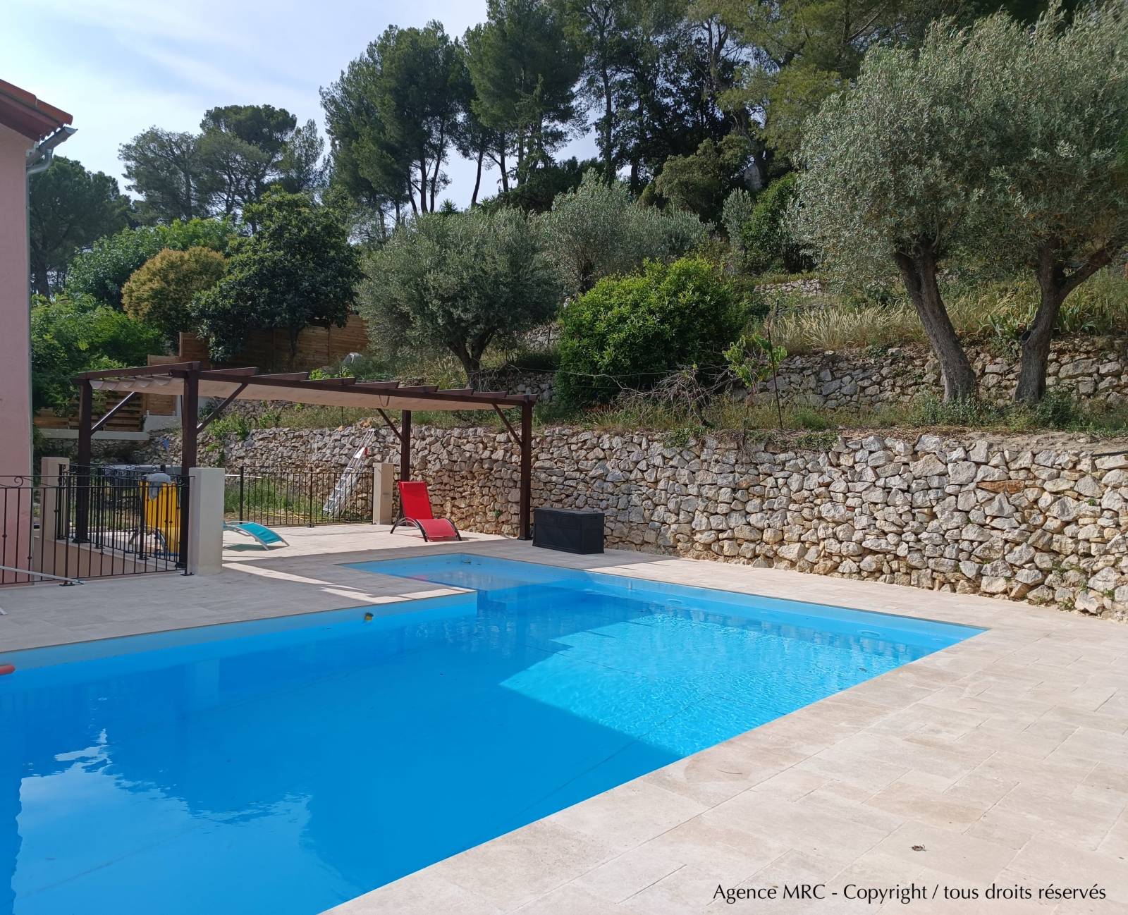 Création d'un jardin avec piscine et terrasses bois aux Marseille : notre mission d'architecte paysagiste