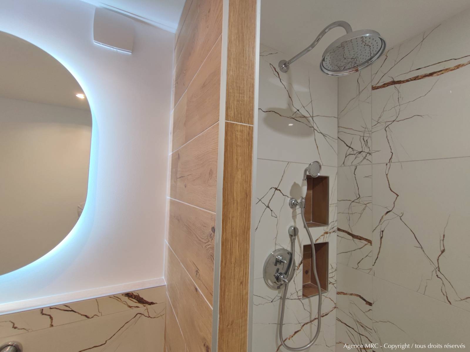 Conception pour sublime rénovation d'une salle de bain avec baignoire et douche à l'italienne à Marseille par AGENCE MRC : Architecte d'Intérieur spécialisé en salles de bain