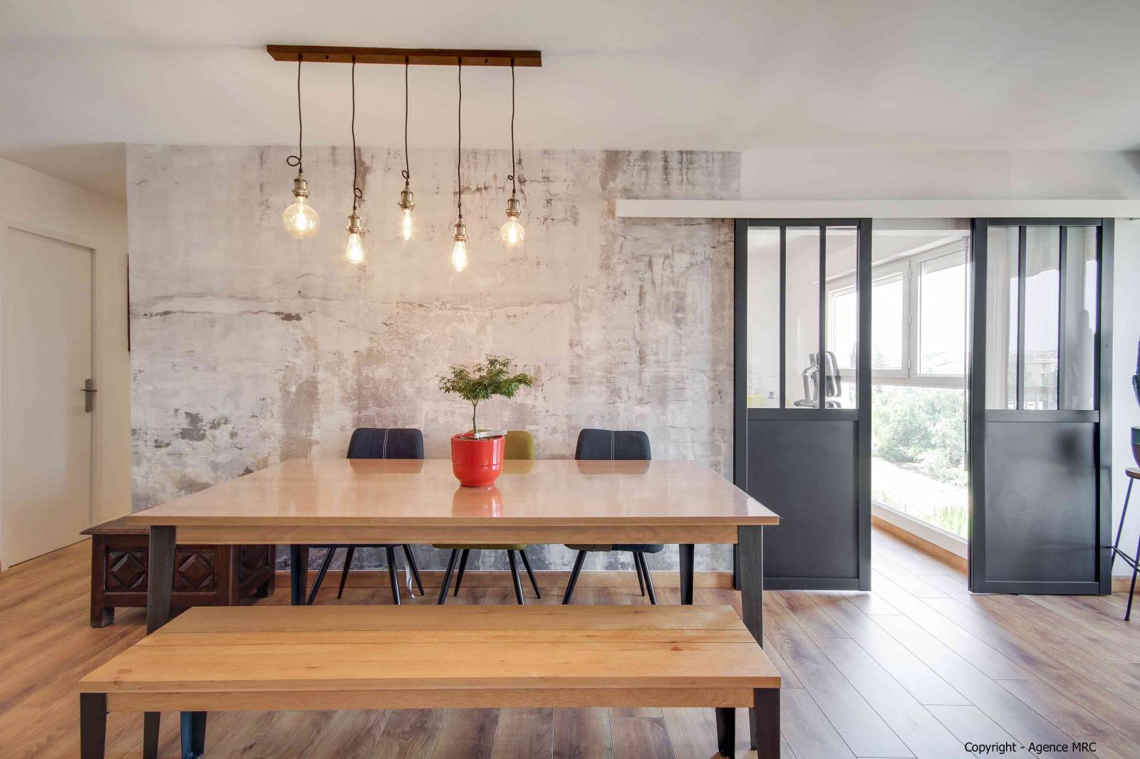 Architecte d'intérieur à Marseille 13012 pour la rénovation et la décoration intérieure ; mur béton verrière luminaire et parquet bois deco industriel