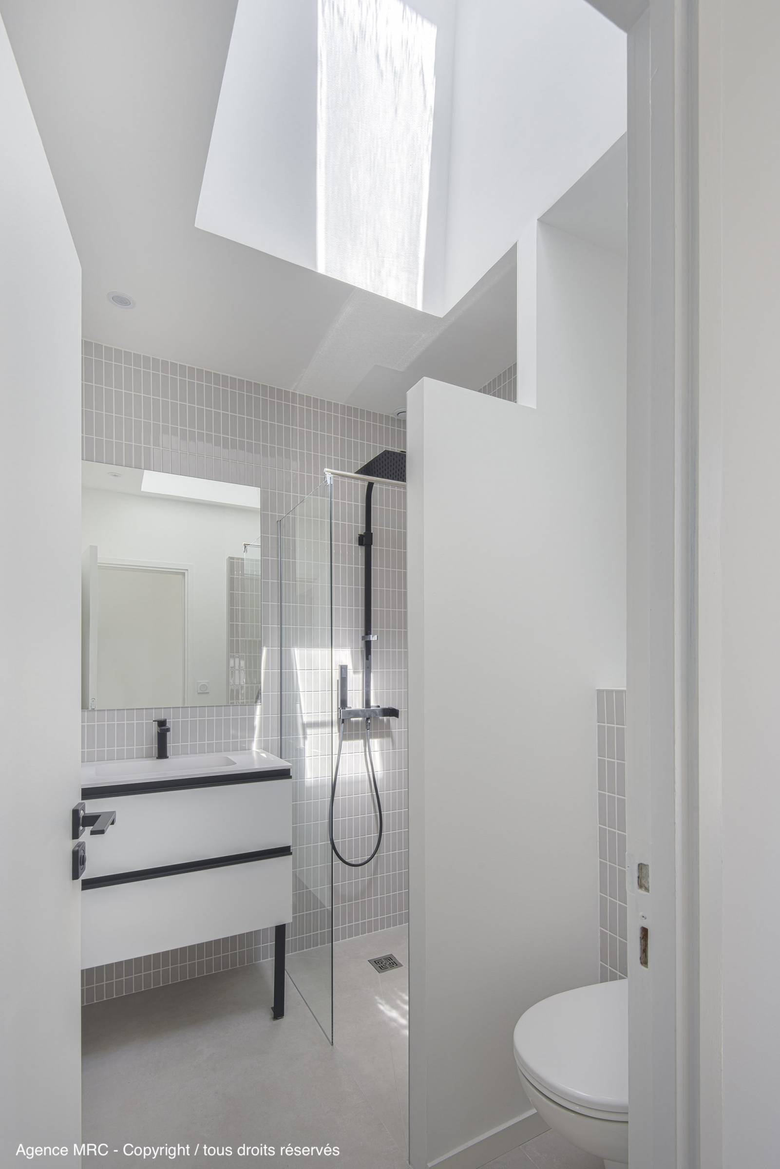 Architecte d'intérieur Marseille 13007 : aménagement salle de bain de style épuré élégante et sur mesure pour travaux de rénovation maison